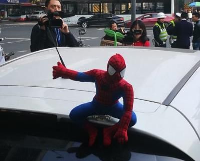 抖音車頂上放蜘蛛俠是什么意思？抖音車頂上放蜘蛛俠是什么梗