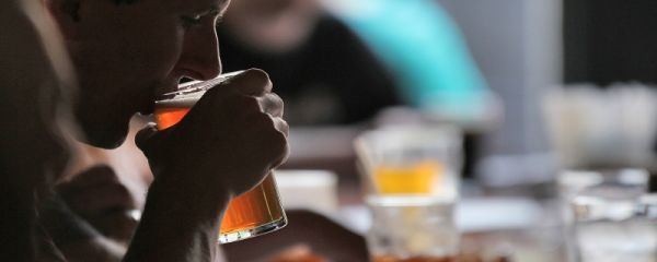 借酒澆愁的心情句子 借酒澆愁怎么發(fā)朋友圈